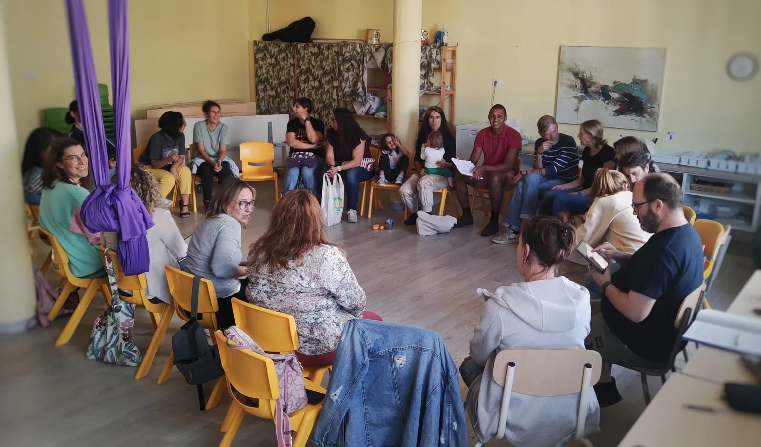 Familias de la AFA sentadas en círculo durante una reunión en el colegio