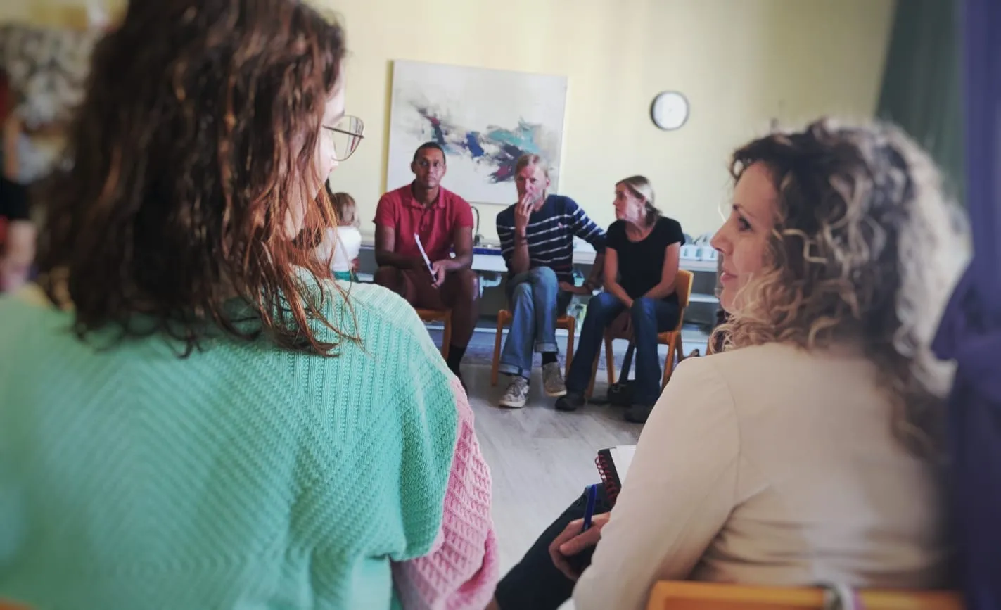 Madres y padres conversando durante un encuentro de la AFA