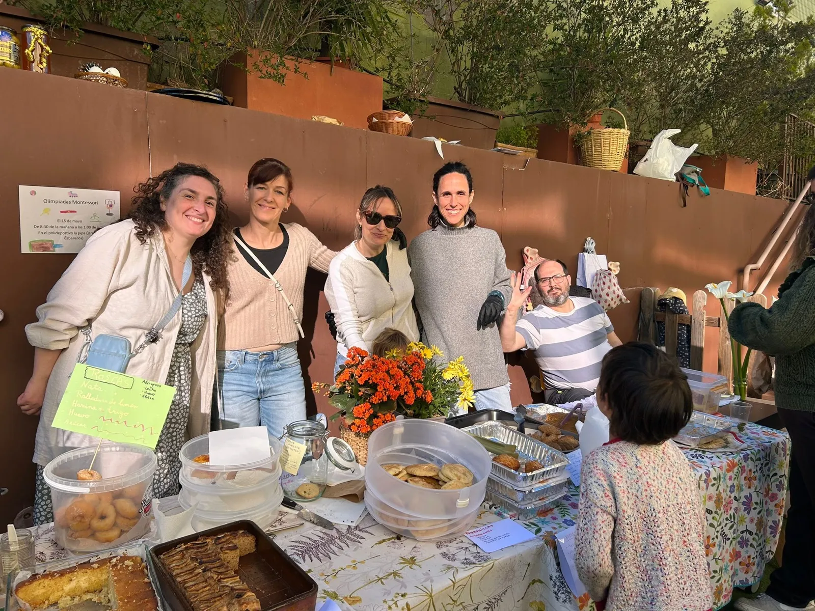 Familias de la AFA atendiendo el puesto de dulces caseros en la fiesta de primavera
