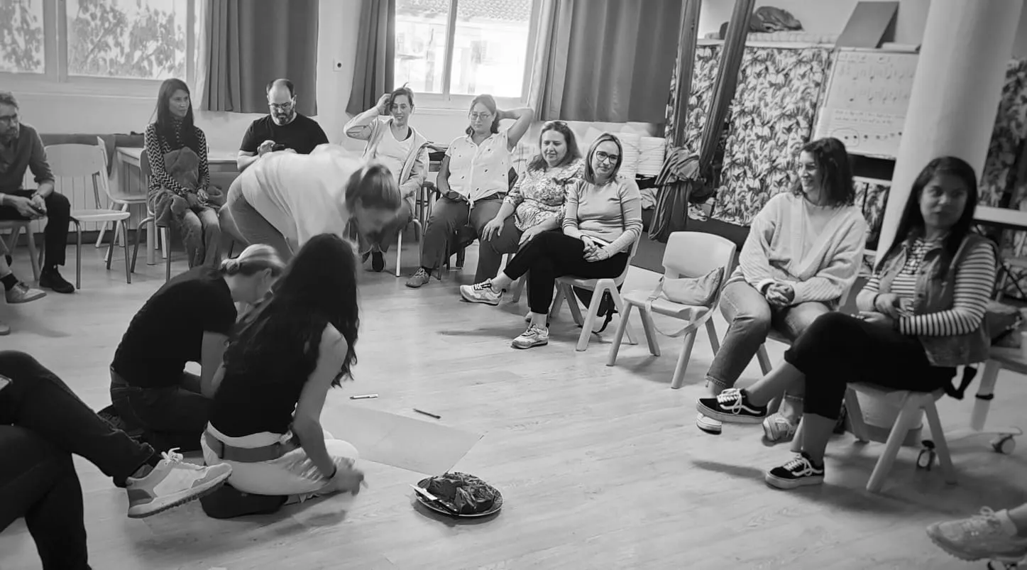 Familias participando en una dinámica de grupo en el aula